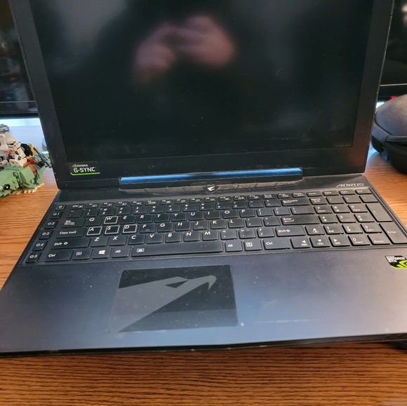 Aorus x5 gaming laptop - Picture 2 of 4